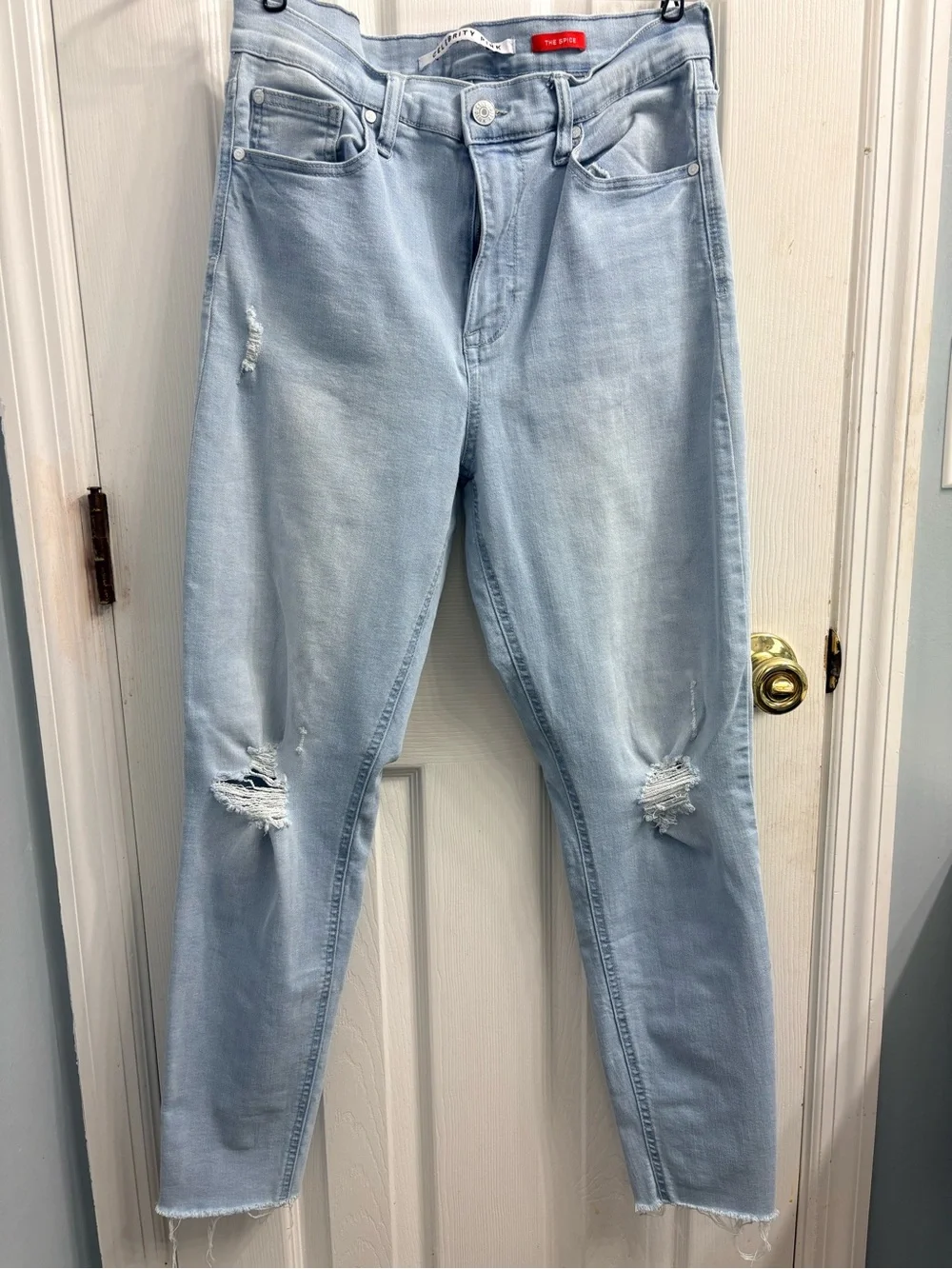 Light Wash Distressed Women’s Jeans - Unbranded